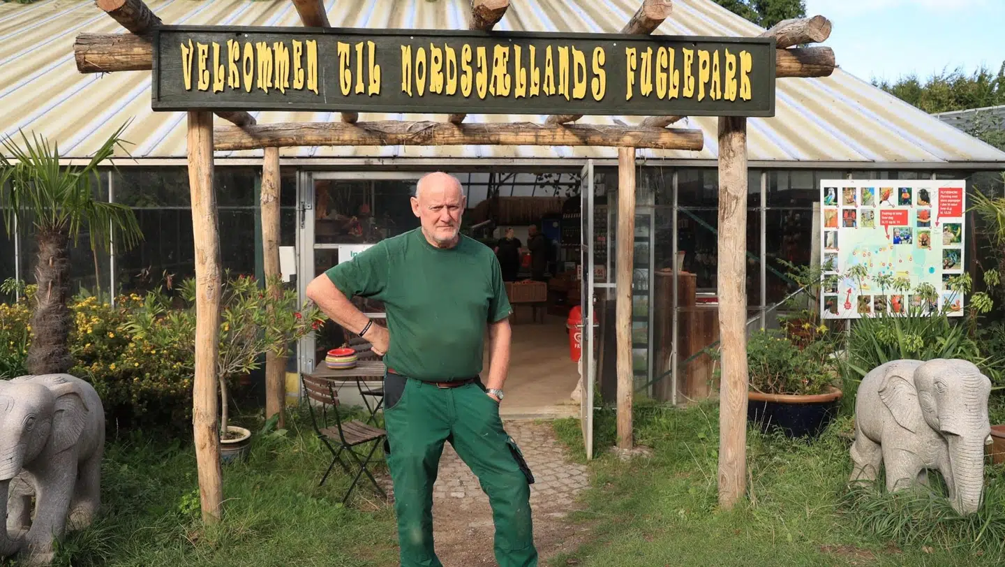 Frank Friis Nielsen foran sin fuglepark, der nu kan fortsætte i hvert fald indtil sommer.