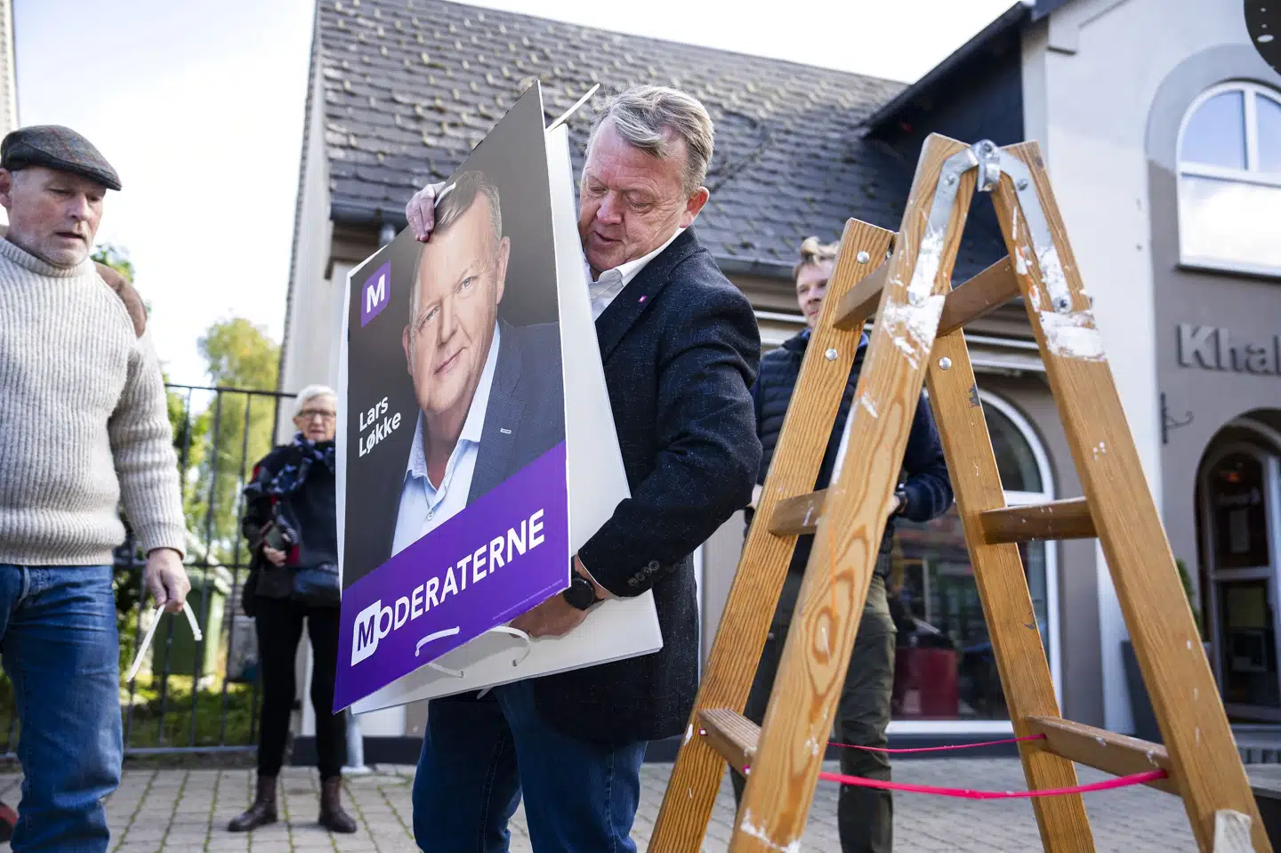 Lars Løkke Rasmussen hjalp lørdag til med sine valgplakater i Haslev i Sjællands Storkreds, hvor vælgere kan stemme personligt på Moderaternes formand. Men hans valgplakater er også at finde i resten af landet. Martin Sylvest/Ritzau Scanpix