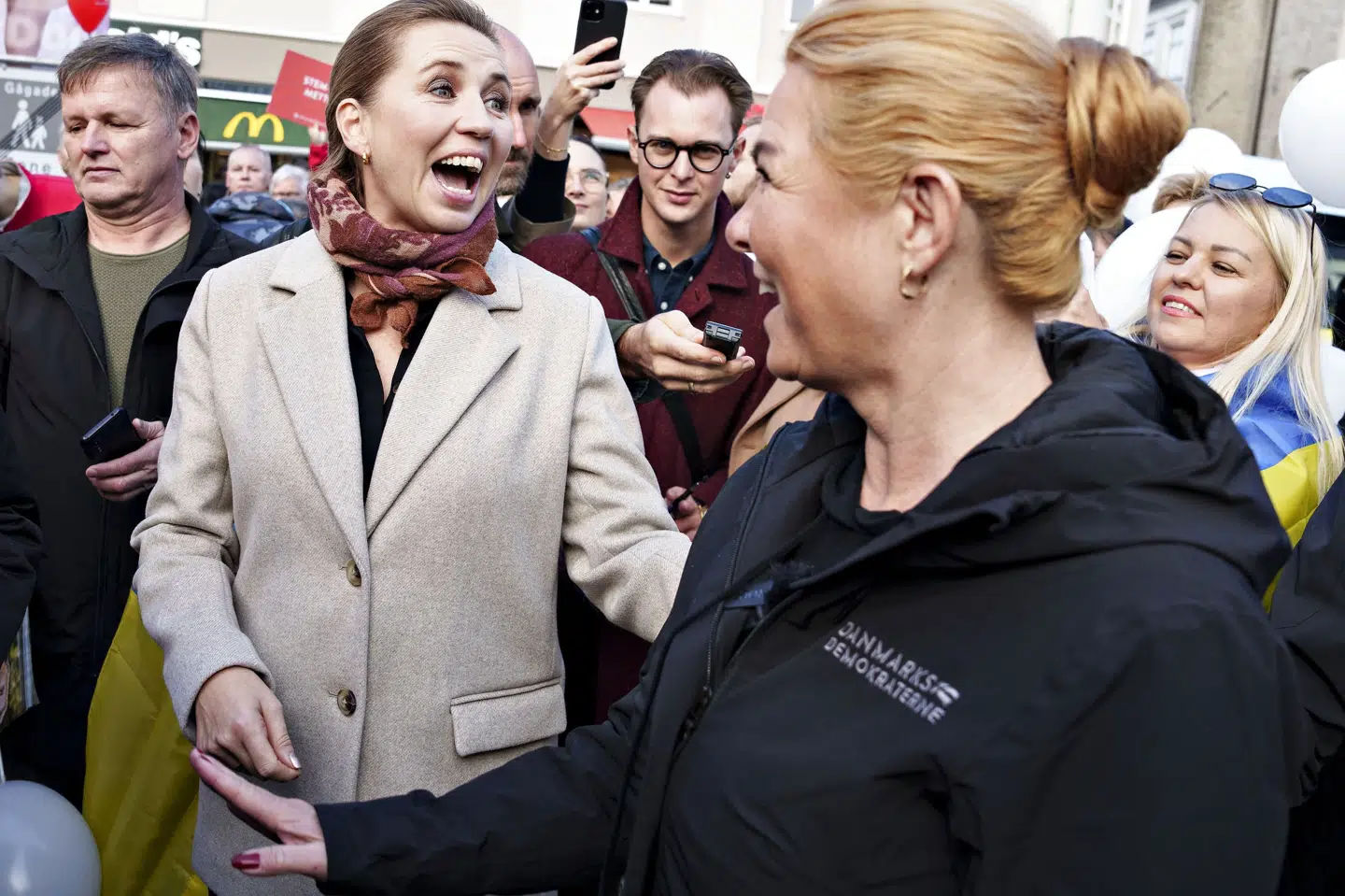 Valgkampen er i fuld gang, og politikerne er ude på gader og stræder for at kapre vælgere til folketingsvalget den 1. november. Her er det Mette Frederiksen (S) og Inger Støjberg (DD), der mødes i Aalborg. (Arkivfoto). Henning Bagger/Ritzau Scanpix