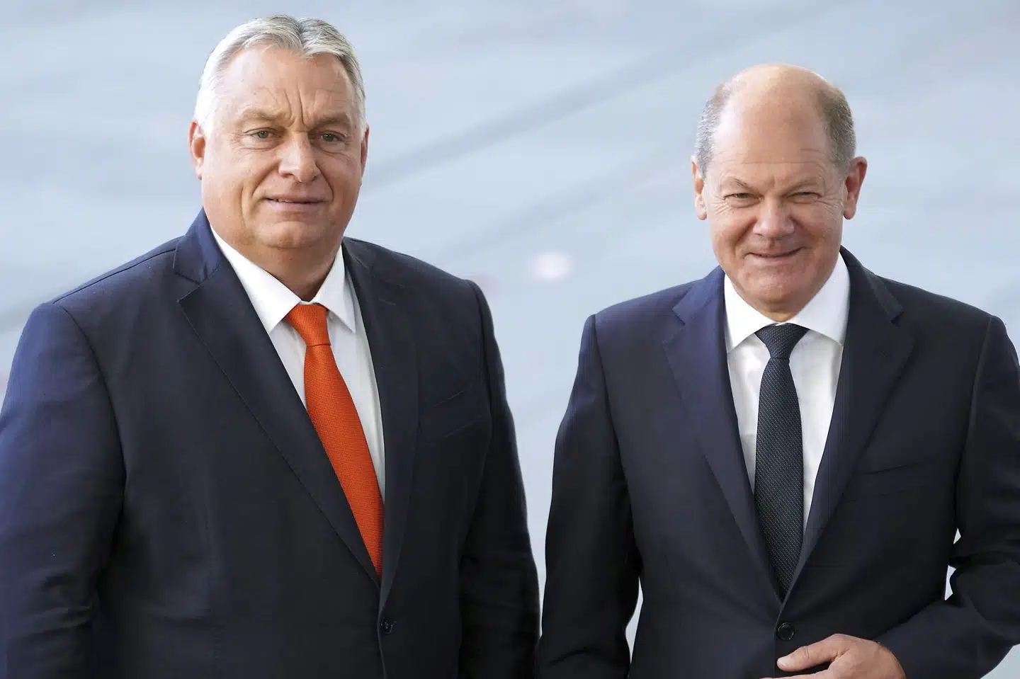 Under et besøg i den tyske hovedstad, Berlin, mødtes Ungarns premierminister, Viktor Orban (tv), med Tysklands forbundskansler, Olaf Scholz. Under en debat kalder han EU's sanktionspolitik over for Rusland for katastrofal. Michael Sohn/Ritzau Scanpix