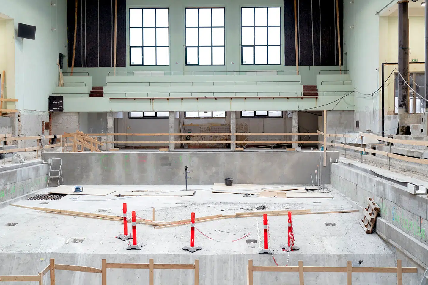 Det store bassin i Frederiksberg Svømmehal har ligget tørlagt hen siden maj 2020, da den gennemgående – og flere år forsinkede – renovering begyndte.