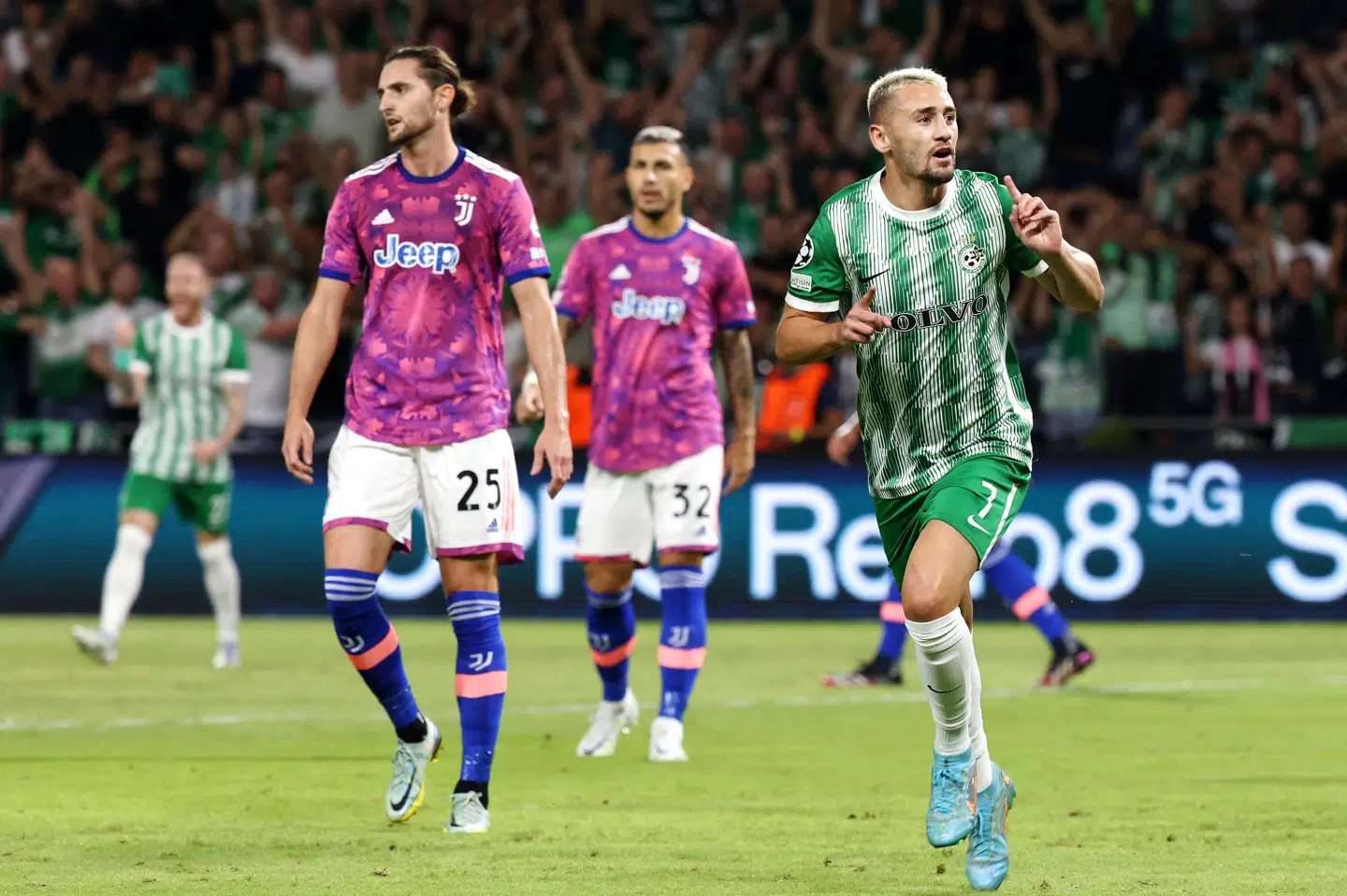 Omer Atzili (til højre) scorede begge Maccabi Haifas mål mod Juventus. Ronaldo Schemidt/Ritzau Scanpix