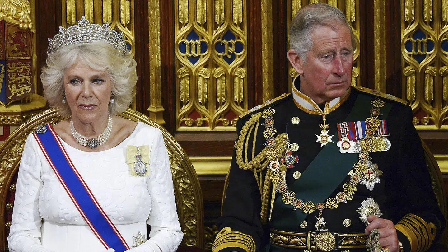 Dronningegemalinde Camilla vil også blive kronet ved samme lejlighed.