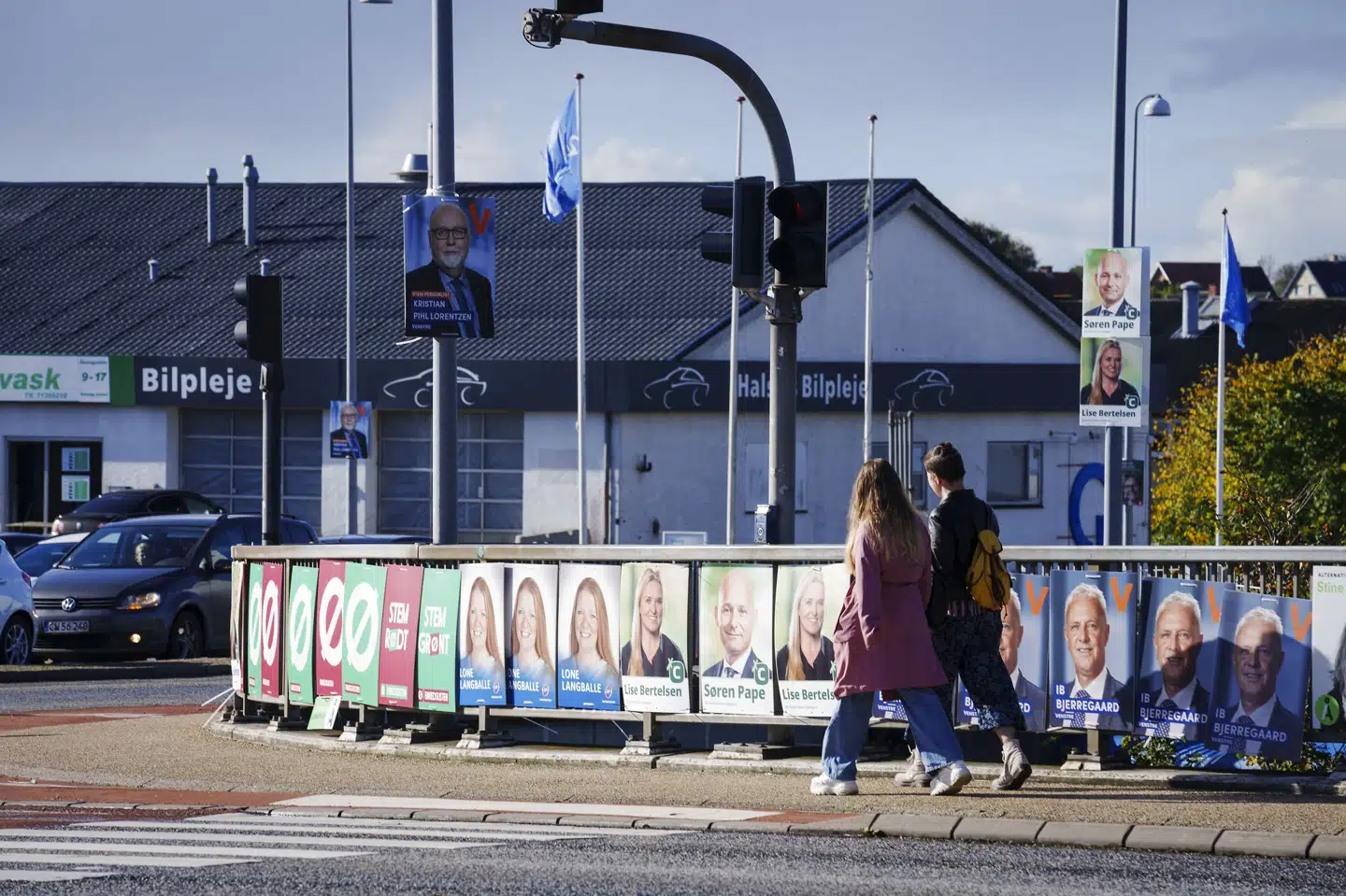 De valgplakater, man ser i gadebilledet, kan bidrage til flere trafikuheld, viser et nyt studie fra DTU. På billedet ses valgplakater i Viborg, der blev sat op lørdag. (Arkivfoto). Bo Amstrup/Ritzau Scanpix
