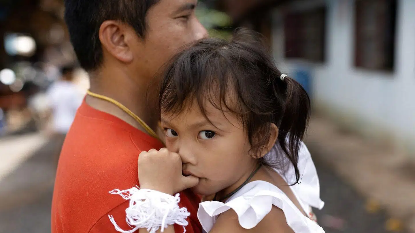 Paveenut Supolwong, 'Ammy' overlevede massakren. Her med faren Tawatchai Supolwong.