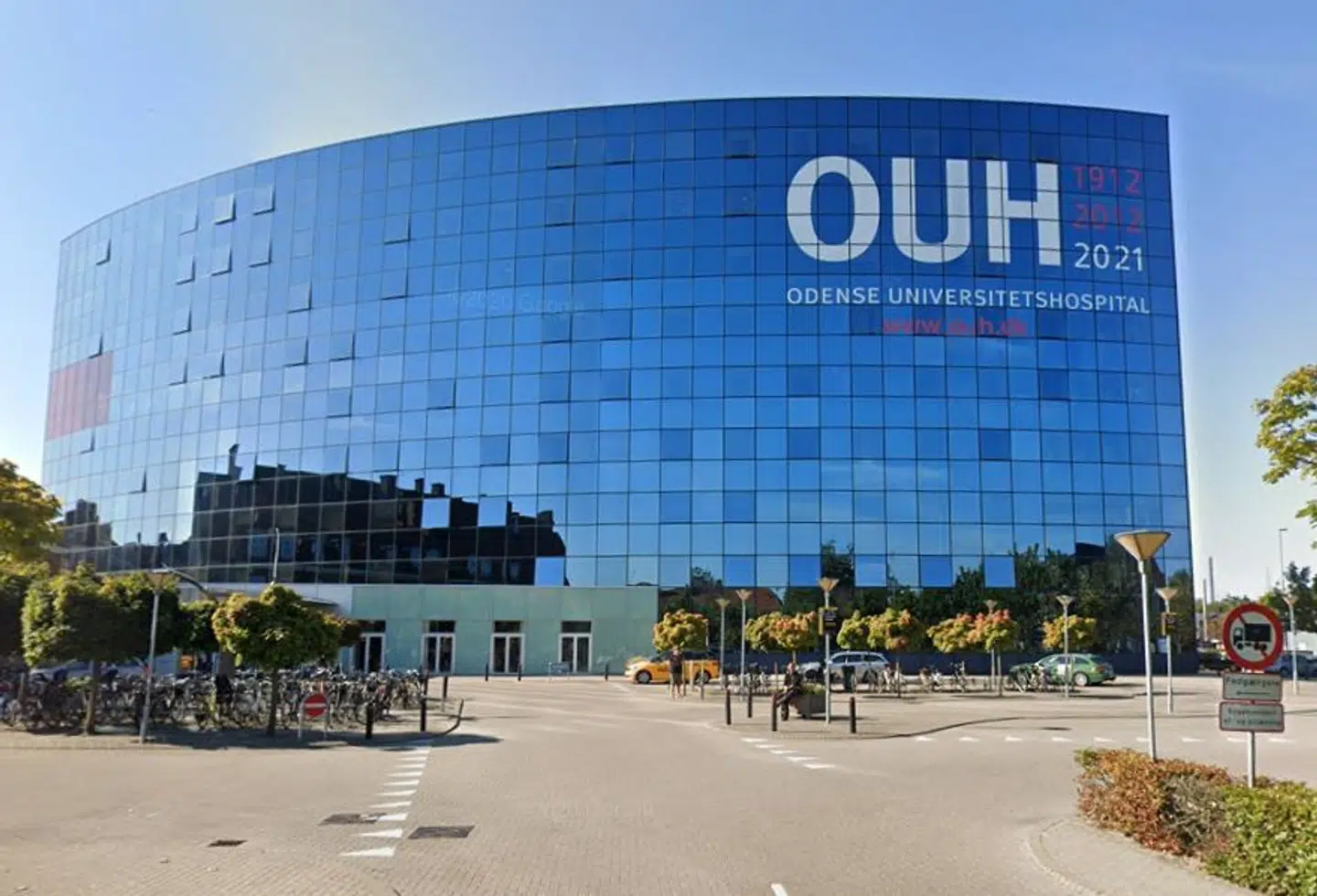 Politiet frygtede, at en geværmand var på vej ind på Odense Universitetshospital. Det viste sig blot at være en ung mand på vej til rollespil med en legetøjssværd på ryggen.