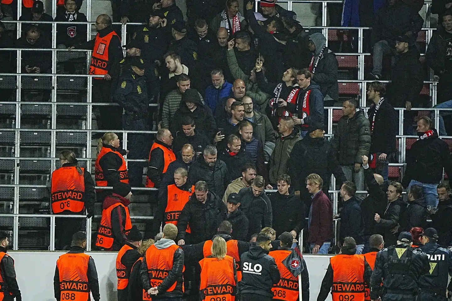 Politi og sikkerhedsvagter blev tilkaldt for at få ro og orden på tribunerne inden Europa League-kampen mellem FC Midtjylland og Feyenoord i Herning torsdag aften. Bo Amstrup/Ritzau Scanpix