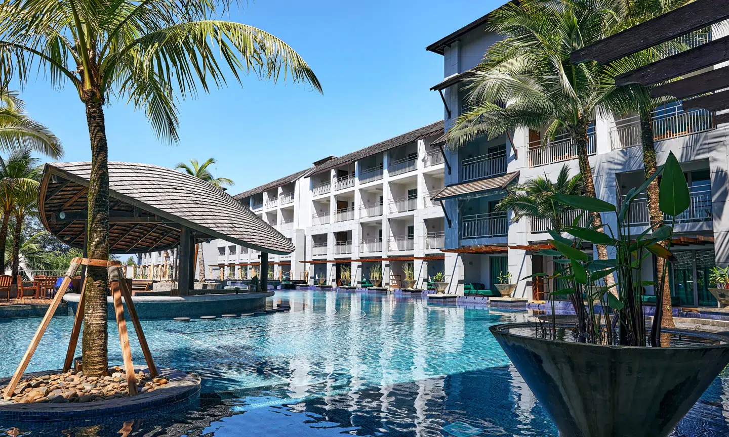 Thailand byder på masser af lækre overnatningsmuligheder, der er til at betale for. Her det skønne børnevenlige TUI BLUE Mai Khao Lak, der ligger lige på stranden.