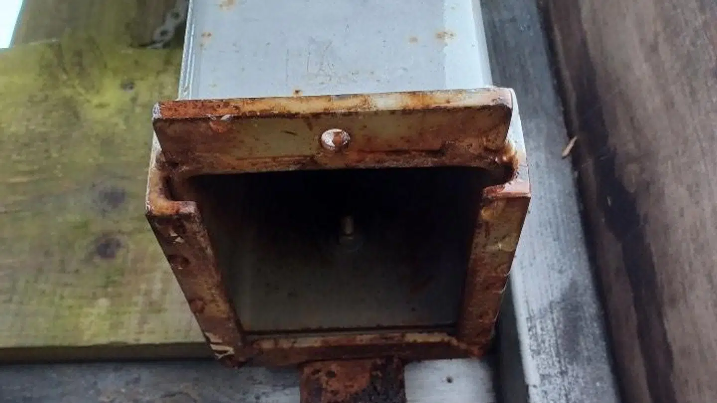 Udover at brændesækkene var væk, var også pengekassen tømt.