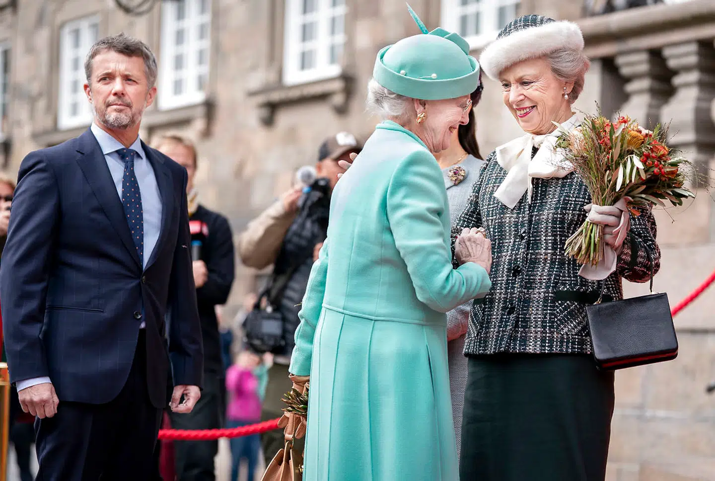 Den kongelige familie med Dronning Margrethe, Kronprins Frederik, Kronprinsesse Mary samt Prisesse Benedikte ankommer til Folketingets åbning på Christiansborg Slot i København, tirsdag den 4. oktober 2022.. (Foto: Liselotte Sabroe/Ritzau Scanpix)