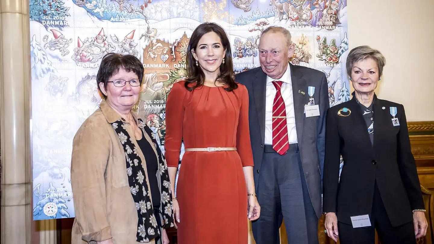 Kronprinsesse Mary, grev Ingolf og grevinde Sussie efter præsentationen af årets julemærke på Københavns Rådhus 29. oktober 2018.