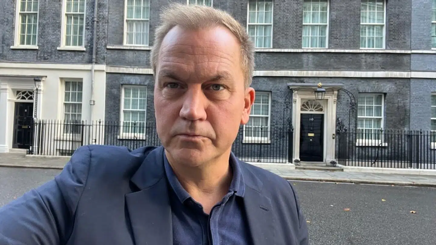 Jakob Illeborg er B.T:s internationale korrespondent, her foran den britiske regeringsbolig i Downing Street.