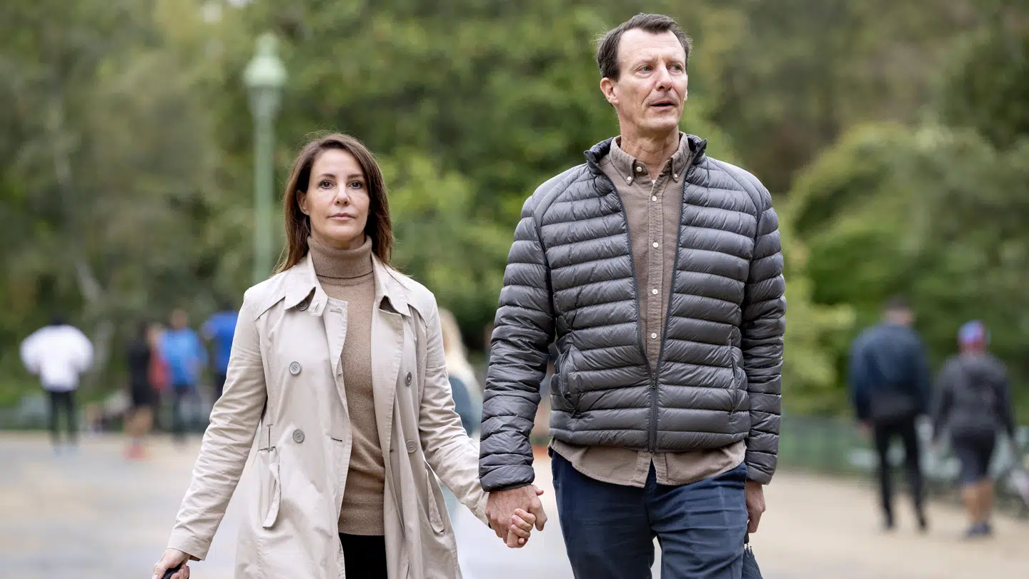 Prins Joachim og prinsesse Marie lufter deres hund Cerise i en park midt i Paris.