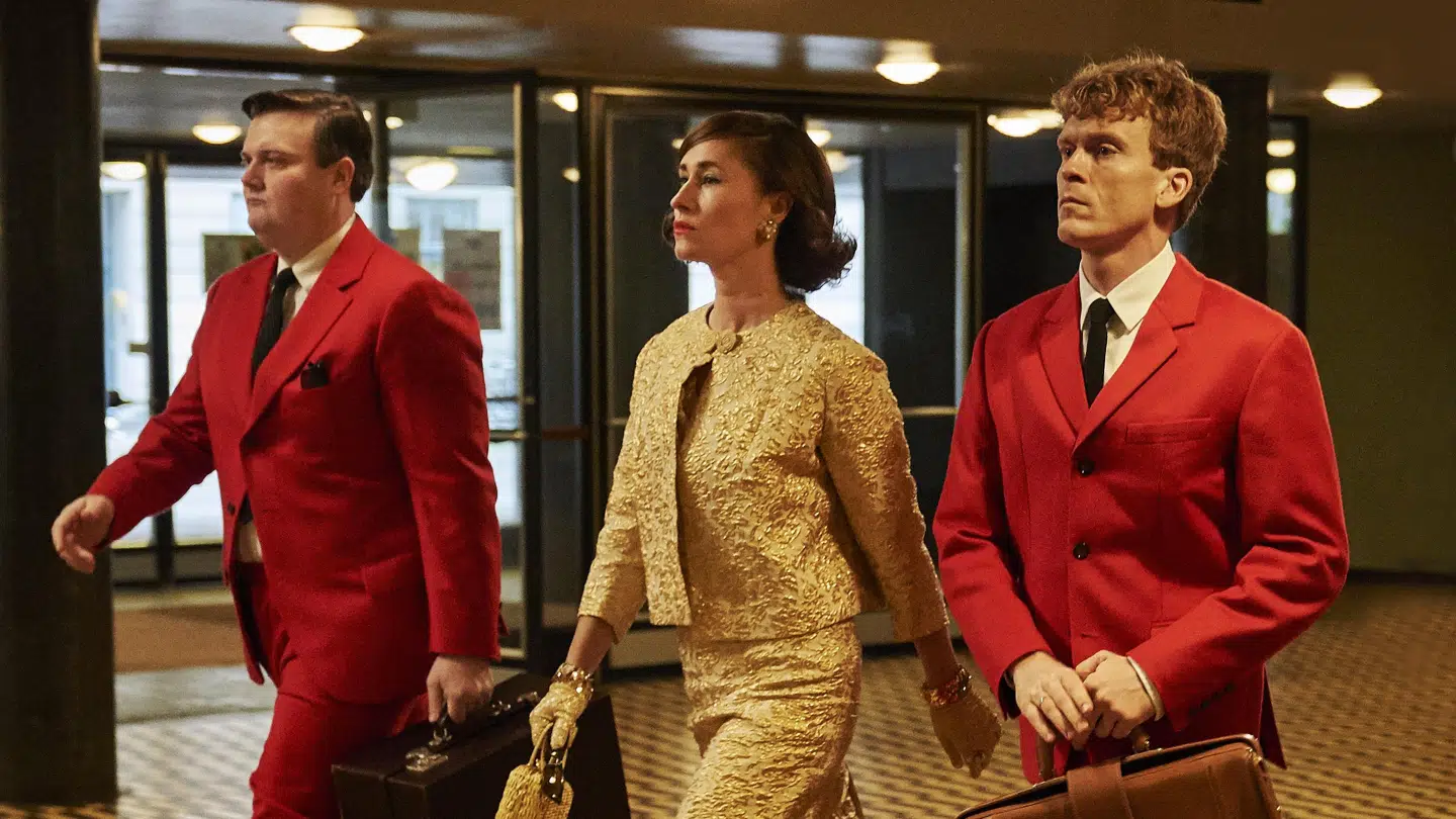 I afsnit to tager Axel Byvang, hans hustru Tove og frisøren Frans til skønhedsmesse med deres nye curler-opfindelse.