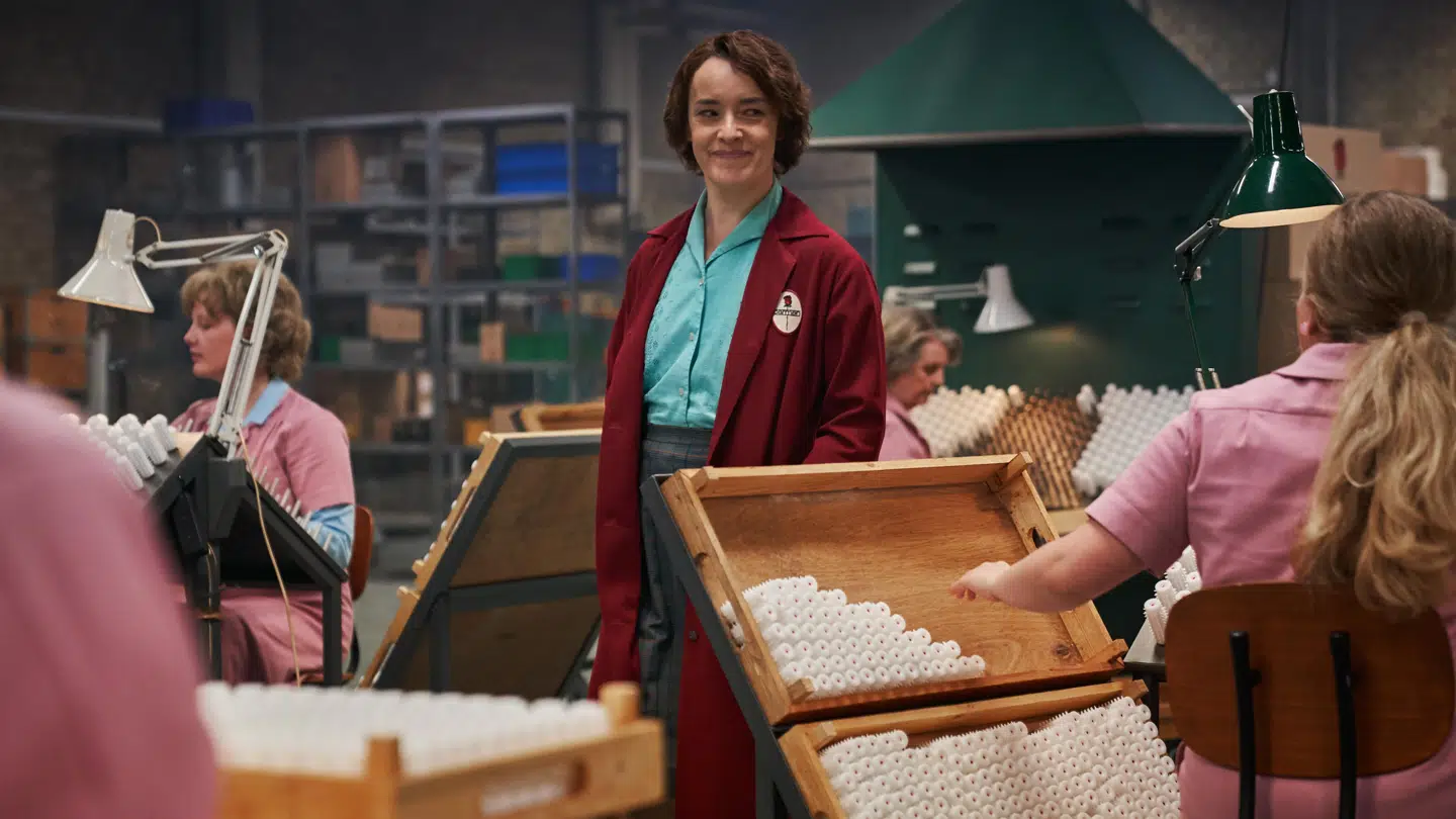 Maria Rossing spiller landmandskonen Birthe Windfeld, der kommer med ombord på 'Carmen Curlers'-eventyret.