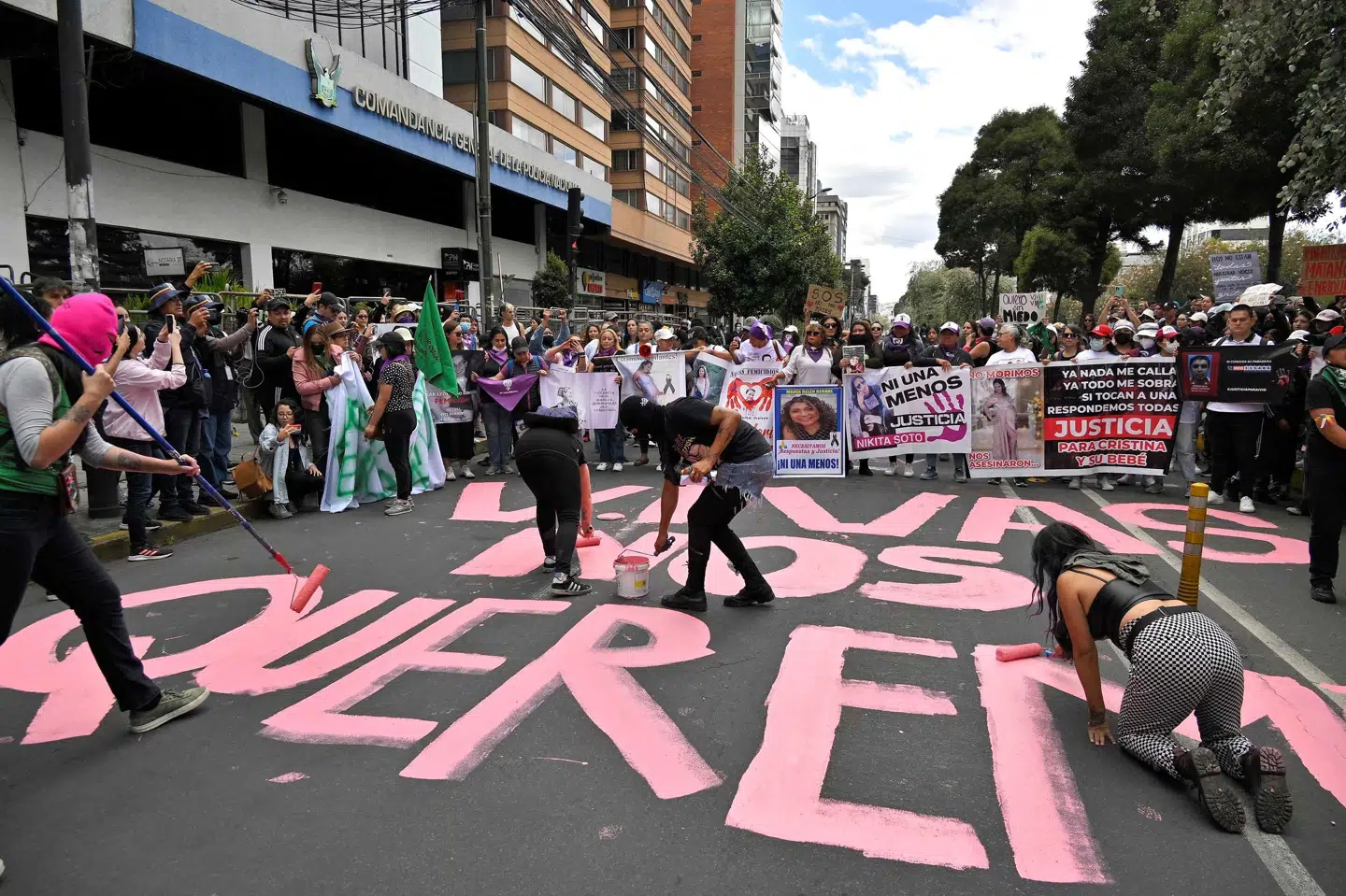Hundredvis af kvinder protesterede i weekenden i aktioner vendt mod vold mod kvinder og vold i ægteskabet, efter at flere end 200 kvinder er blevet dræbt af deres partnere siden nytår i det sydamerikanske land. Kvinderne overmalede blandt andet politihovedkvarteret i hovedstaden Quito. Rodrigo Buendia/Ritzau Scanpix