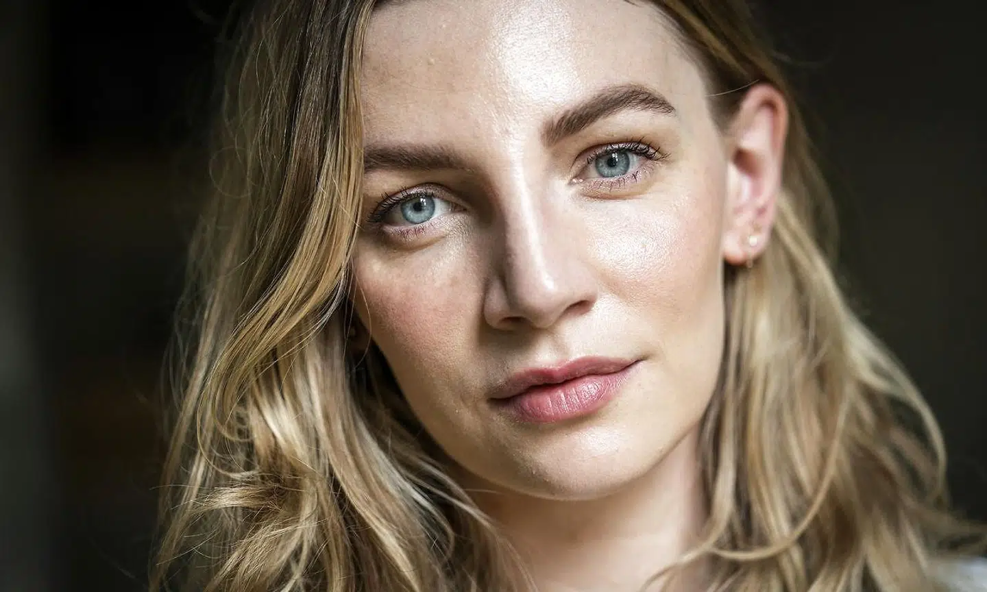 Skuespiller Molly Egelind fortæller, at hun havde nogle svære teenageår, men at uddannelsen på Skuespillerskolen gjorde hende bedre til at være sig selv.