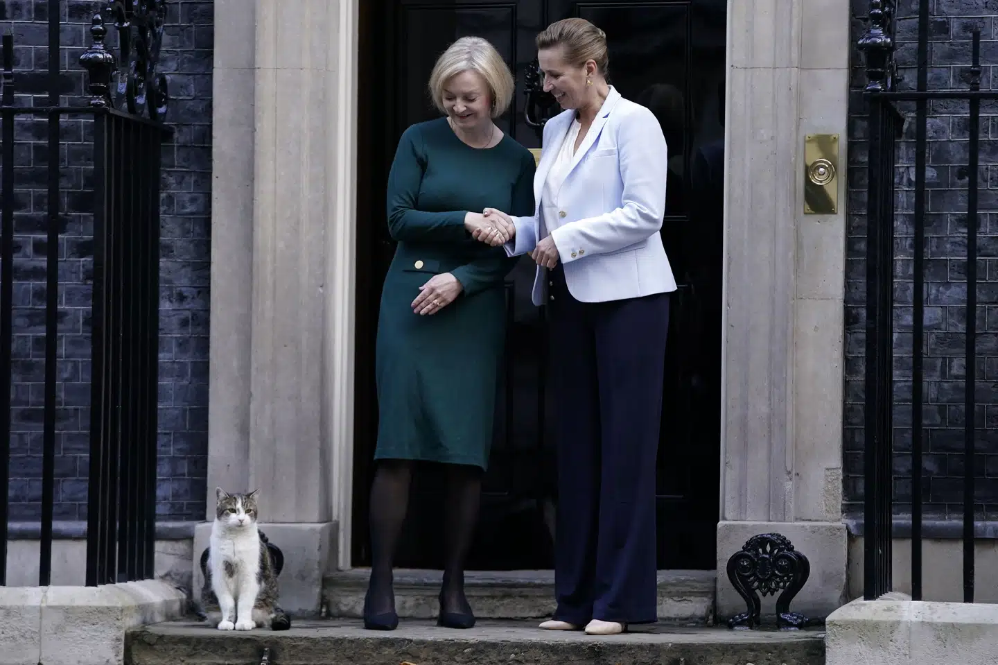 Statsminister Mette Frederiksen (til højre) har lørdag besøgt Storbritanniens premierminister, Liz Truss. Mads Claus Rasmussen/Ritzau Scanpix