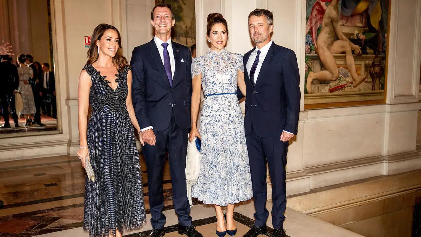 Kronprins Frederik og kronprinsesse Mary og prins Joachim og prinsesse Marie er nu på hver dages side, mener ekspert.