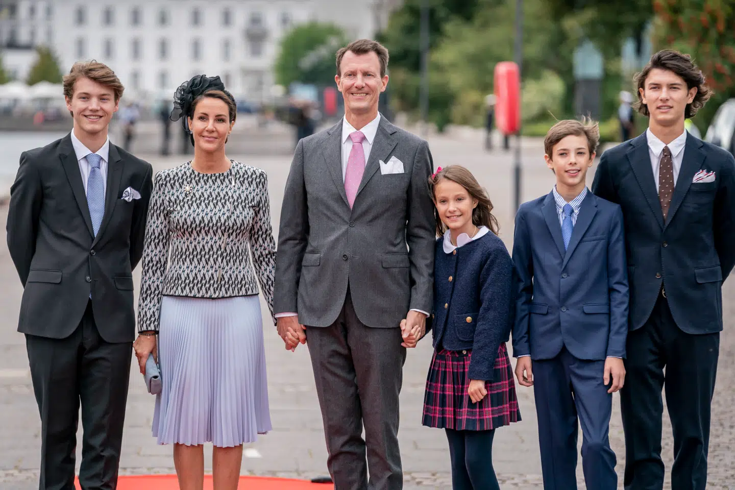 (ARKIV) Prinsesse Marie, Prins Joachim, Prins Felix, Prins Nikolai, prins Henrik og prinsesse Athena ankommer til frokostarrangement på Kongeskibet Dannebrog under fejringen af dronningens 50-års regeringsjubilæum i København søndag den 11. september 2022. Fra 1. januar 2023 vil prins Joachims børns titler som prinser og prinsesse til Danmark bortfalde, og de vil alene kunne bruge deres titler som grever og komtesse af Monpezat. . (Foto: Mads Claus Rasmussen/Ritzau Scanpix)