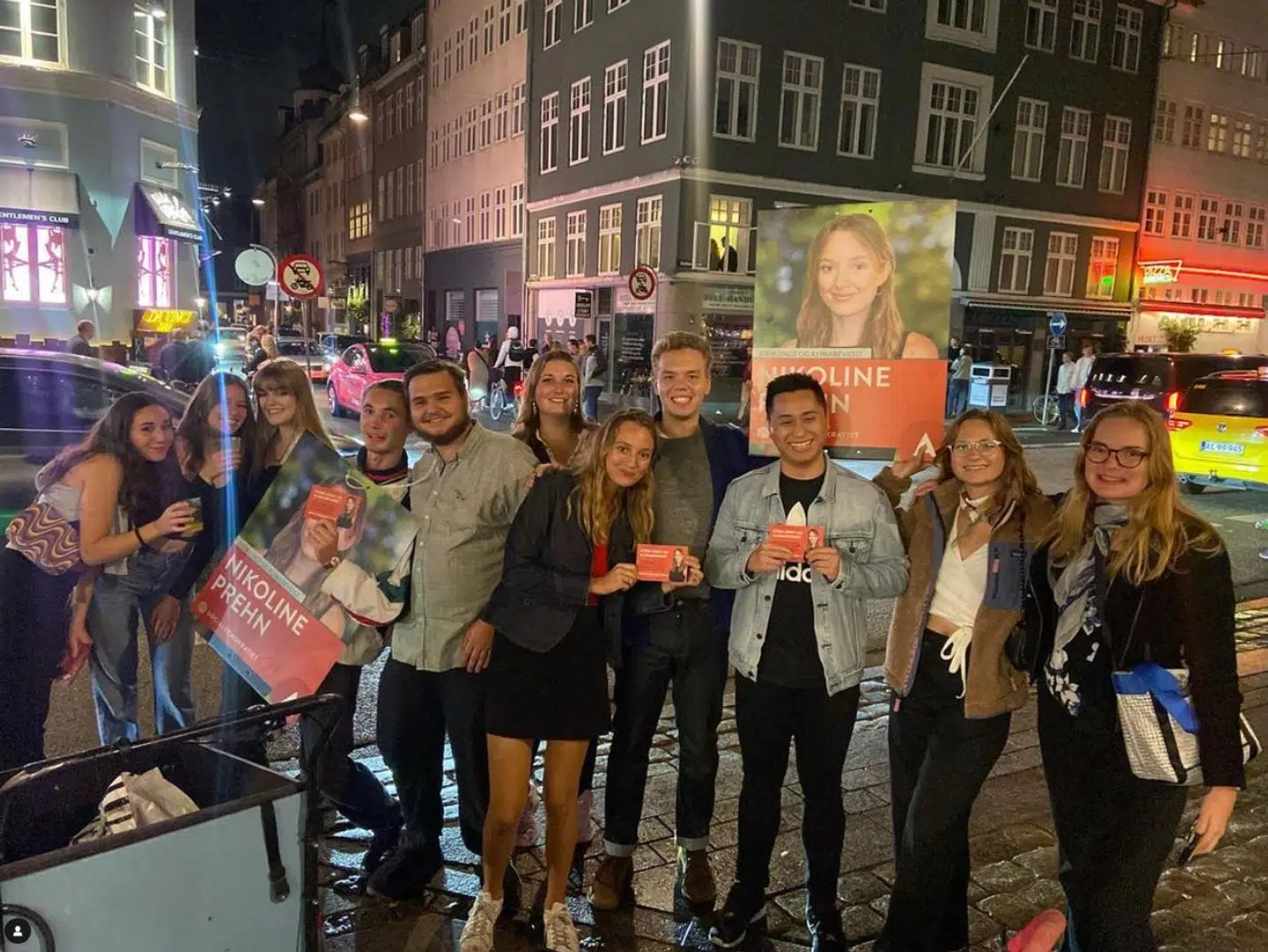 Nikoline Prehn på nattelivskampagne med venner. Her på Gothersgade i København, hvor de deler kondomer og cocktails ud.