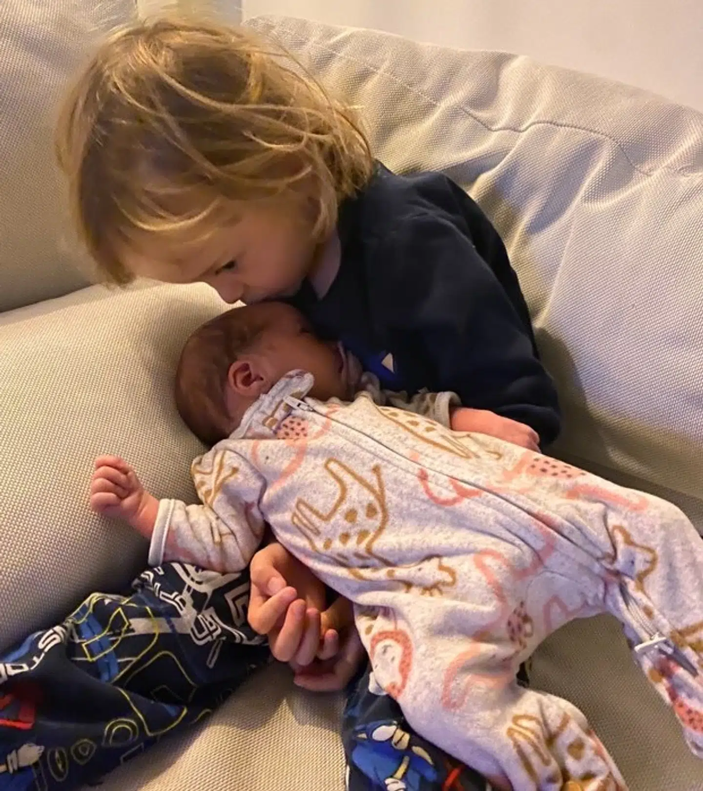 Treårige Lucas med sin nye lillesøster.