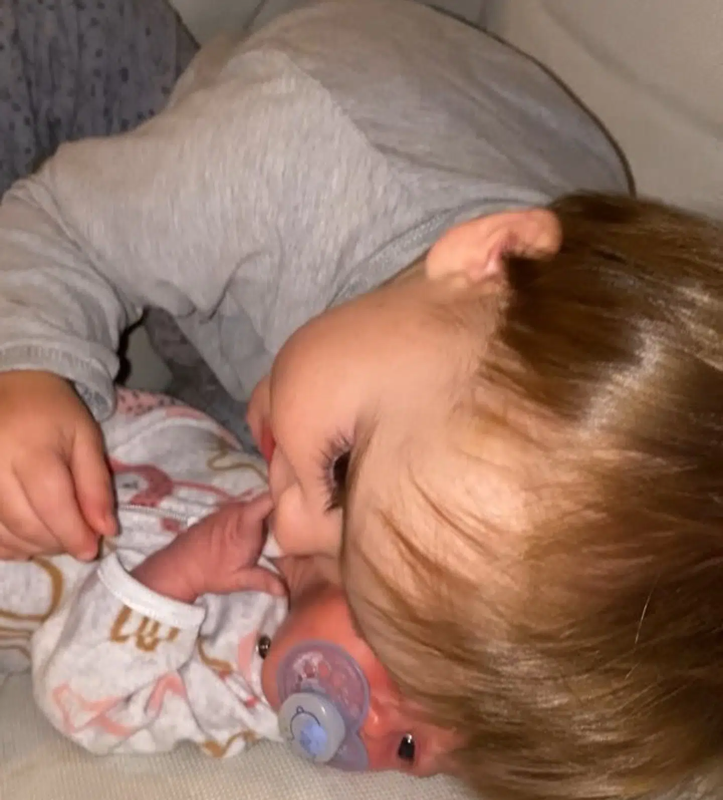 Selvom Noah kun er et år og tre måneder, er han allerede meget kærlig over for sine små søstre.