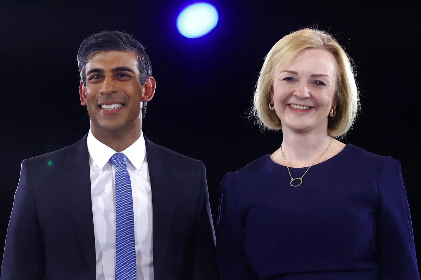 Liz Truss vandt formandsopgøret i det britisk konservative parti. Den tidligere finansminister Rishi Sunak tabte. Hun lovede store skattelettelser, han advarede imod det i en tid med høj inflation. Truss blev premierminister, og nu straffes hun for alvor i en måling for sin skatteplan, der vil give rige briter store lettelser. Hannah McKay/Reuters