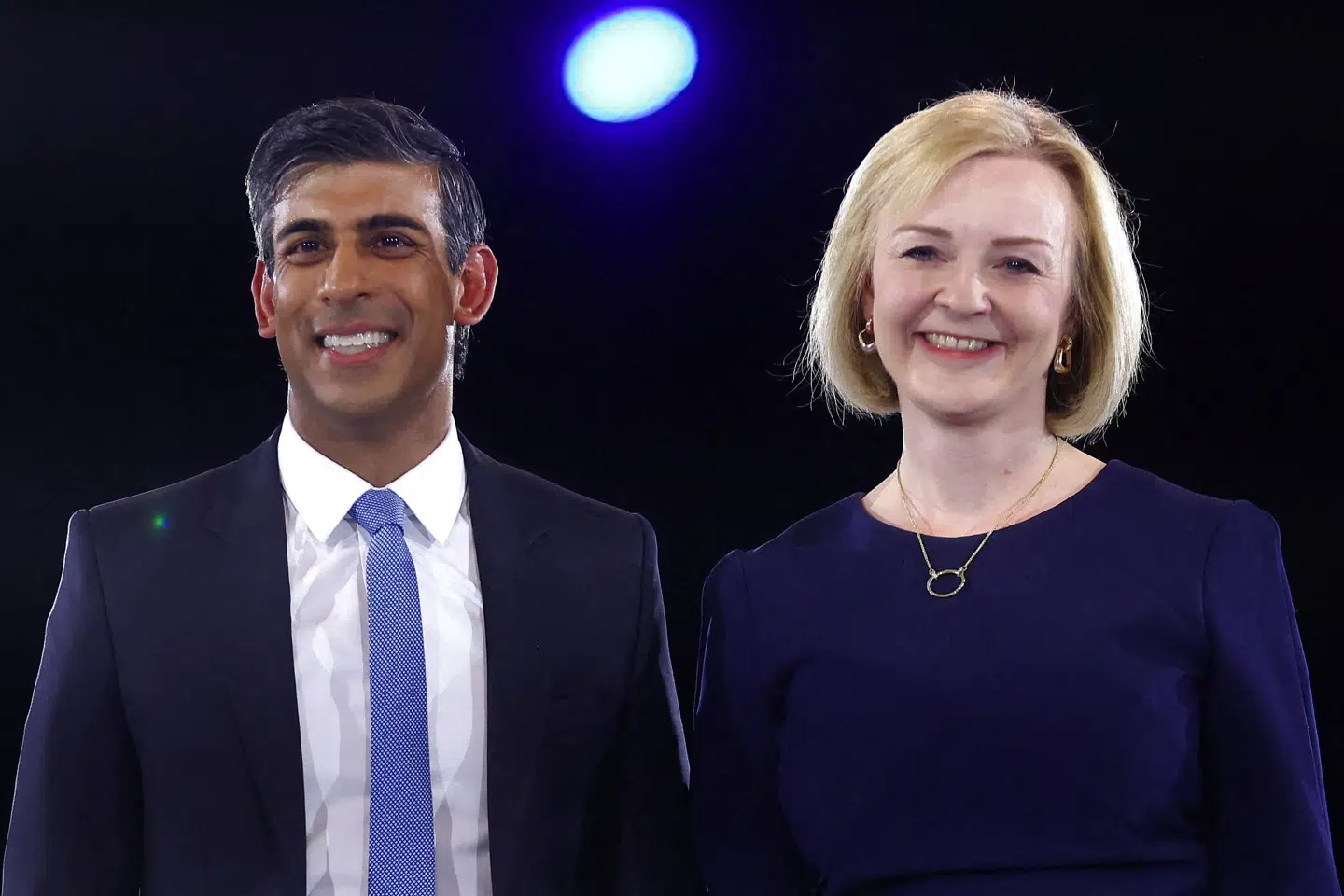 Liz Truss vandt formandsopgøret i det britisk konservative parti. Den tidligere finansminister Rishi Sunak tabte. Hun lovede store skattelettelser, han advarede imod det i en tid med høj inflation. Truss blev premierminister, og nu straffes hun for alvor i en måling for sin skatteplan, der vil give rige briter store lettelser. Hannah McKay/Reuters