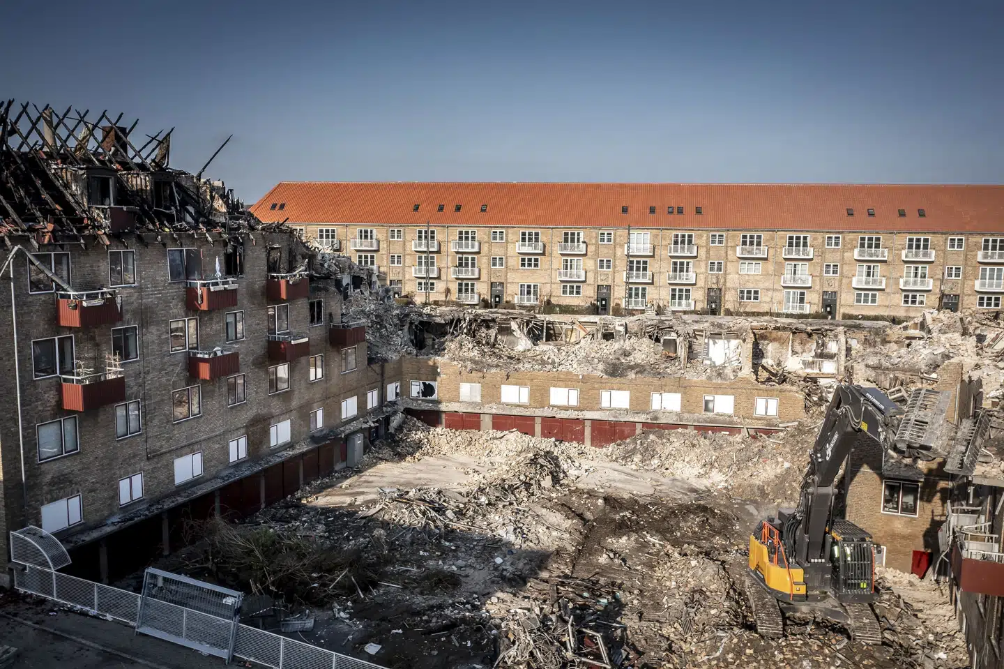 Over 100 familier stod uden tag over hovedet efter den voldsomme brand i Vanløse i København i marts. Mere end 100 brandfolk var sendt ud til branden, der strakte sig over flere døgn. Nu har ejerforeningen besluttet, at lejlighederne skal genopføres. Mads Claus Rasmussen/Ritzau Scanpix