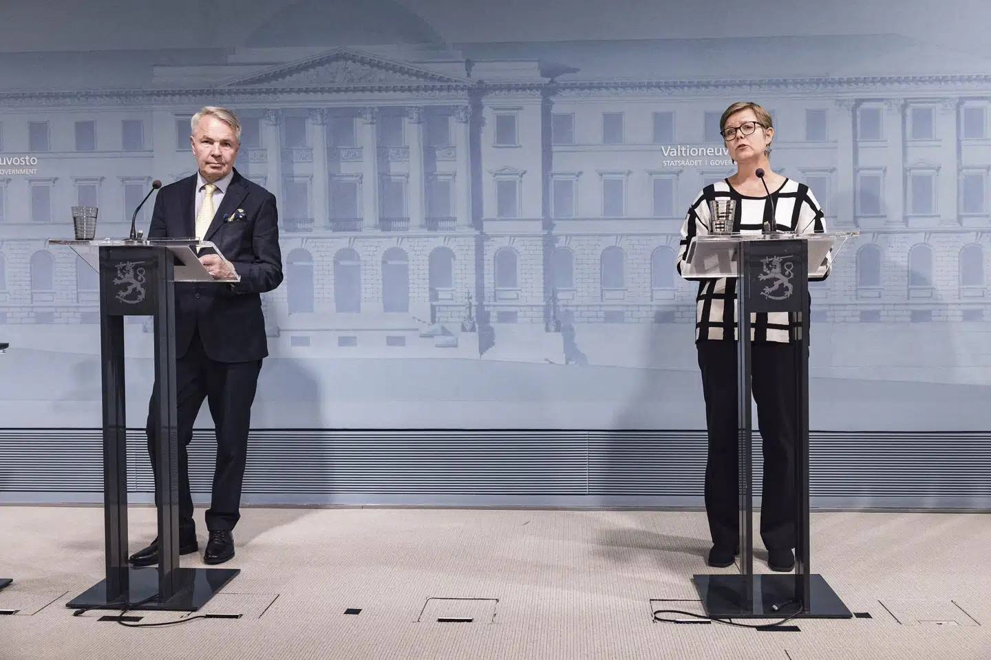 Udenrigsminister Pekka Haavisto (til venstre) og indenrigsminister Krista Mikkonen (til højre) har torsdag meddelt, at russiske turister fremover ikke vil blive lukket ind i Finland. Lehtikuva/Reuters