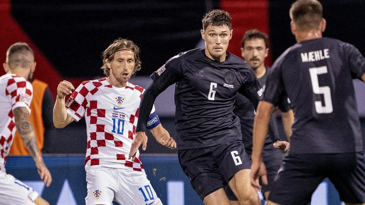 En af landsholdets nye spillertrøjer fra Hummel er helt sort.