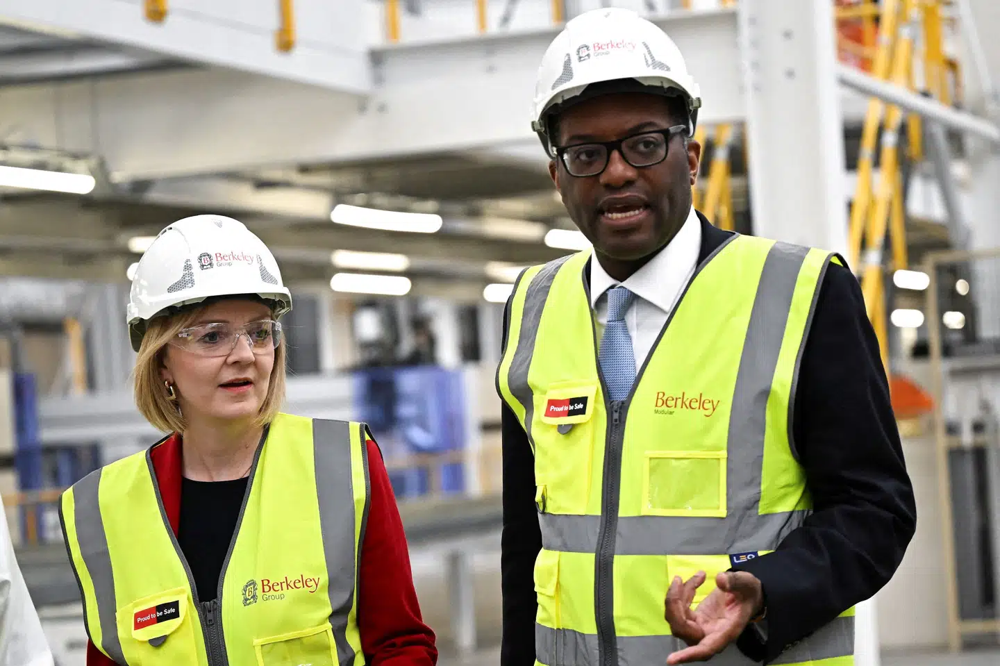 Den britiske premierminister Liz Truss (tv.) og den britiske finansminister Kwasi Kwarteng (th.) har foreslået et budget, der vil sende flere penge ud i den britiske økonomi. Forslaget er blevet kritiseret af blandt andet Den Internationale Valutafond, IMF. På de finansielle markeder har det udløst uro og en højere rente for britiske statsobligationer. Onsdag har Bank of England måtte træde til for at forsøge at stabilisere markederne. (Arkivfoto) Dylan Martinez/Reuters