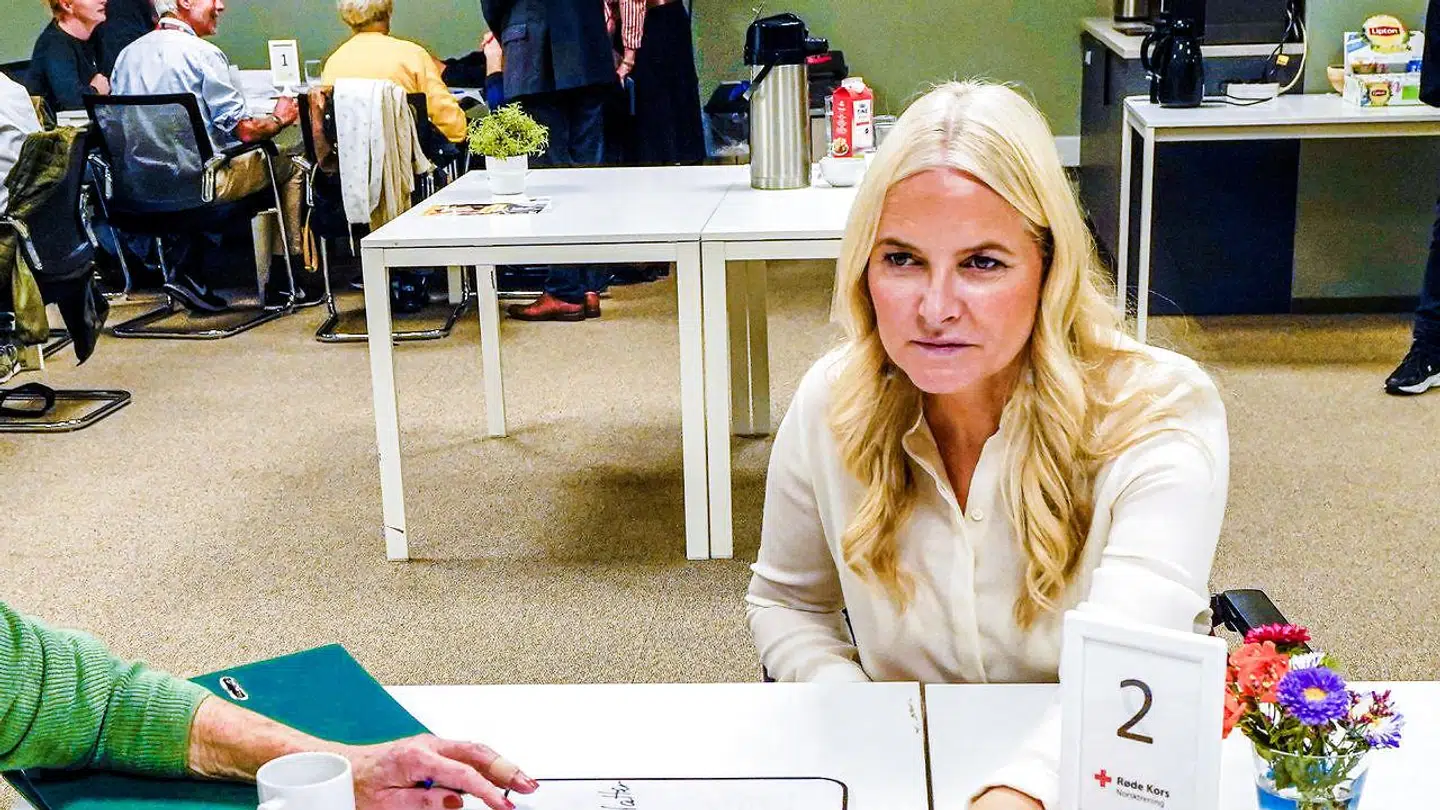 Den norske kronprinsesse Mette-Marit måtte afbryde tirsdagens besøg i Stella Røde Kors' kvindecenter i Oslo.