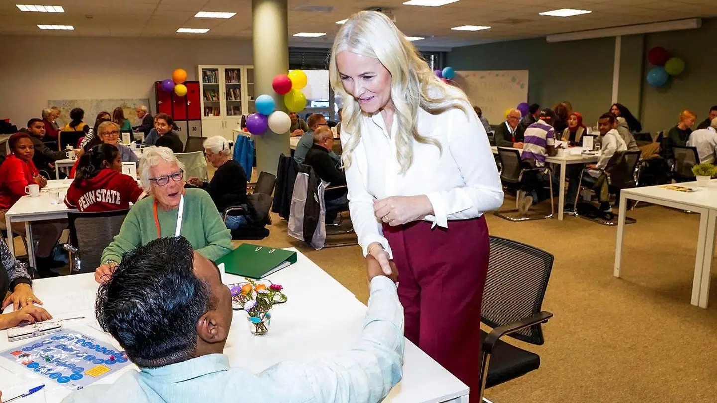 Den norske kronprinsesse Mette-Marit nåede at hilse på flere af de ansatte, før hun måtte afbryde tirsdagens besøg i Stella Røde Kors' kvindecenter i Oslo.