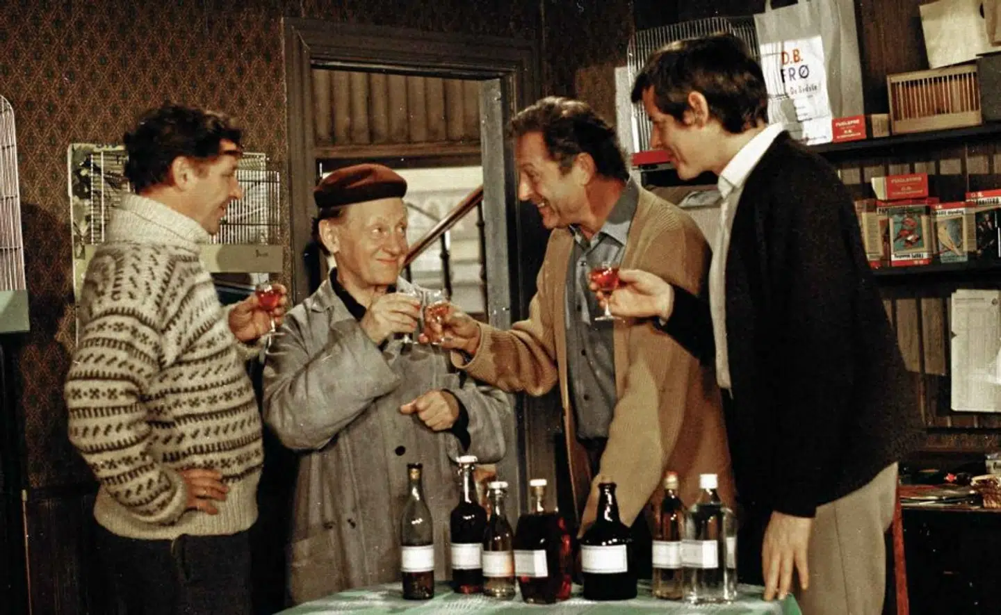 Dyrehandler Clausen (Paul Hagen), Meyer (Arthur Jensen), flyttemand Olsen (Poul Reichhardt) og Egon (Willy Rathnov) nyder en af seriens utallige genstande. (Foto: DR)