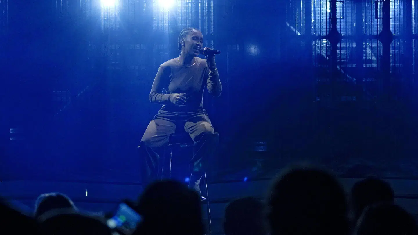 Zaina måtte træde til og synge 'Når mænd græder', da Tobias Rahim i 2022 meldte afbud til 'P3 Guld' efter et angstanfald.