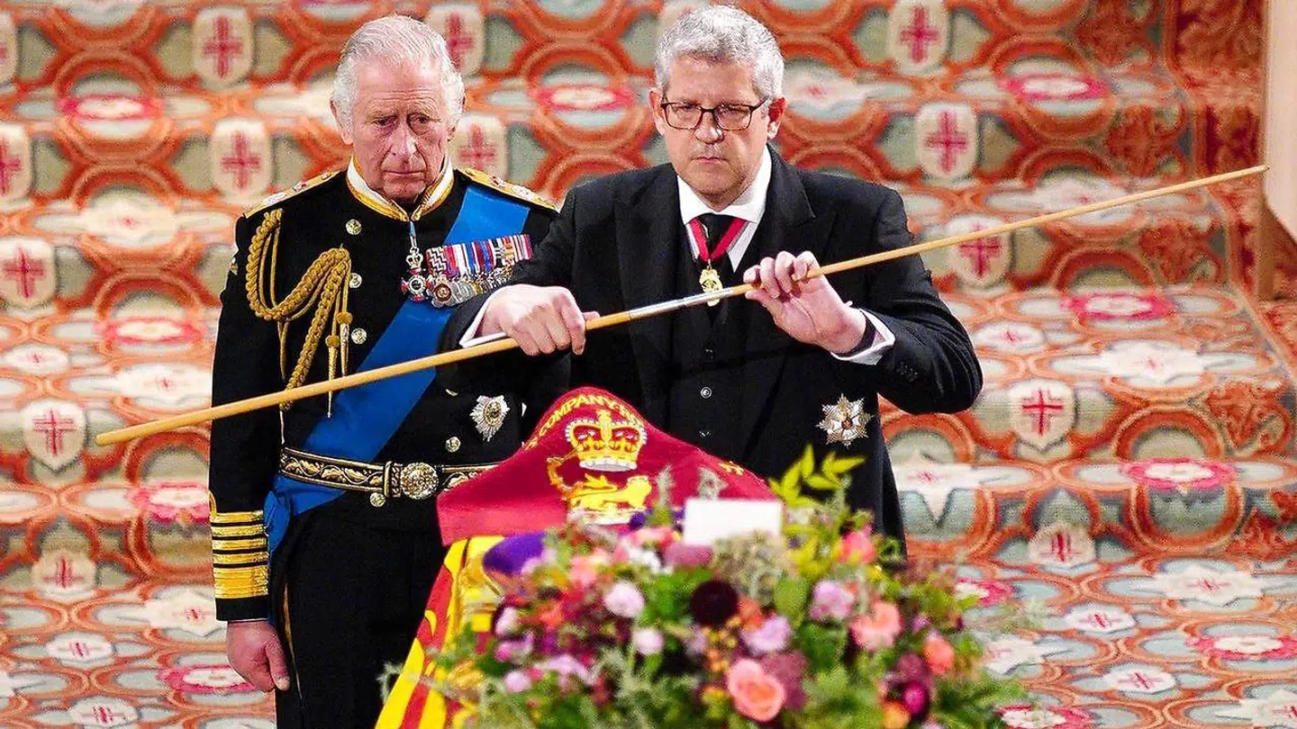 Kong Charles ser på, mens den ceremonielle knækkelse af staven foregår over dronning Elizabeths kiste i St. Georges Kapel ved Windsor Slot.