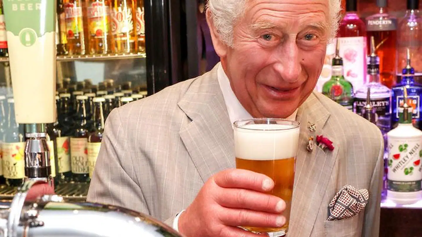 Prins Charles' fingre vakte blandt andet opsigt, da han i juli besøgte The Lion Pub i Wales.