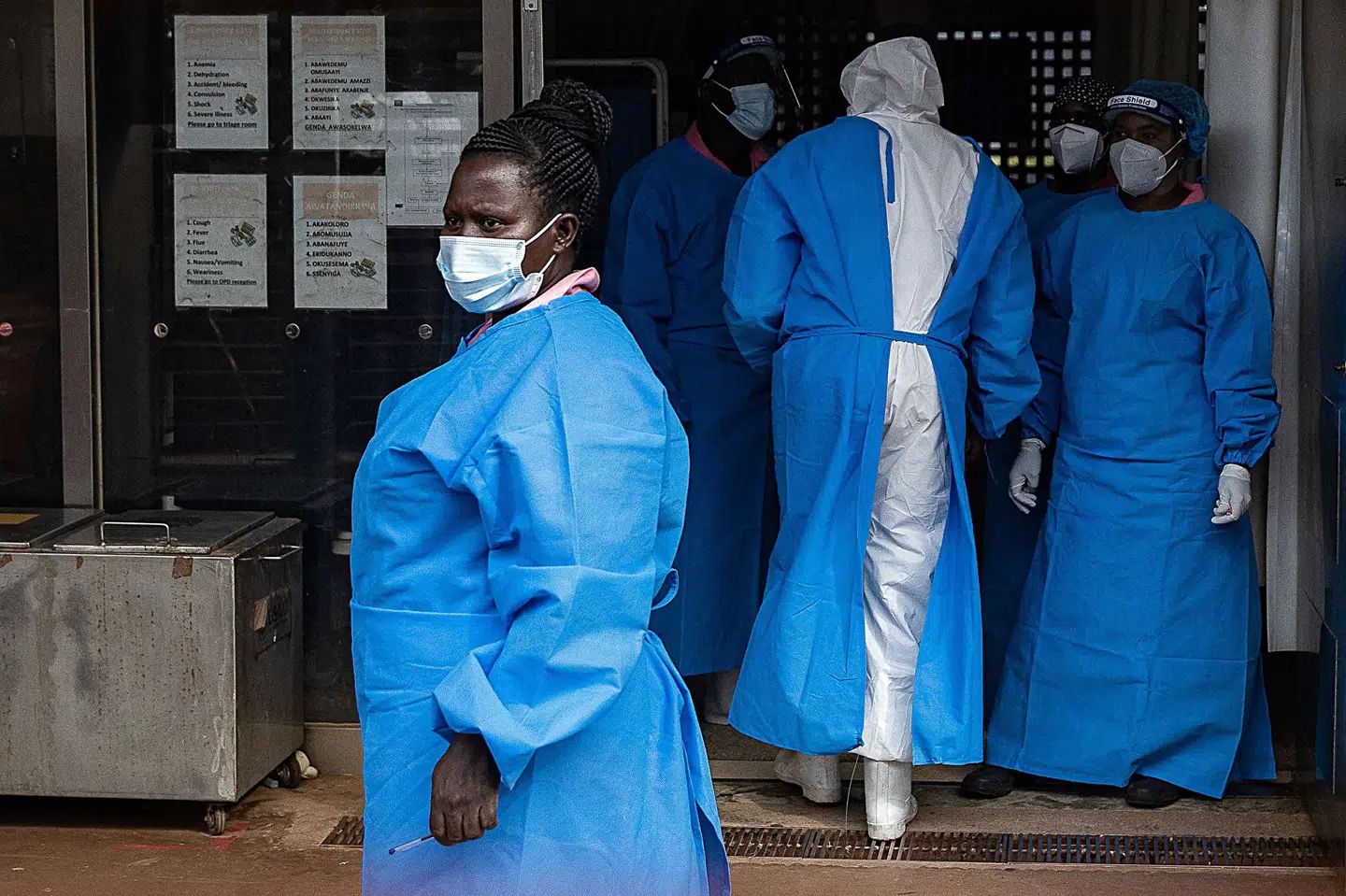Medicinsk personale på afdelingen for behandling af ebola på et hospital i Mubende i Uganda 24. september. 20. september erklærede de ugandiske myndigheder, at der var et udbrud af ebola i landet. Badru Katumba/Ritzau Scanpix