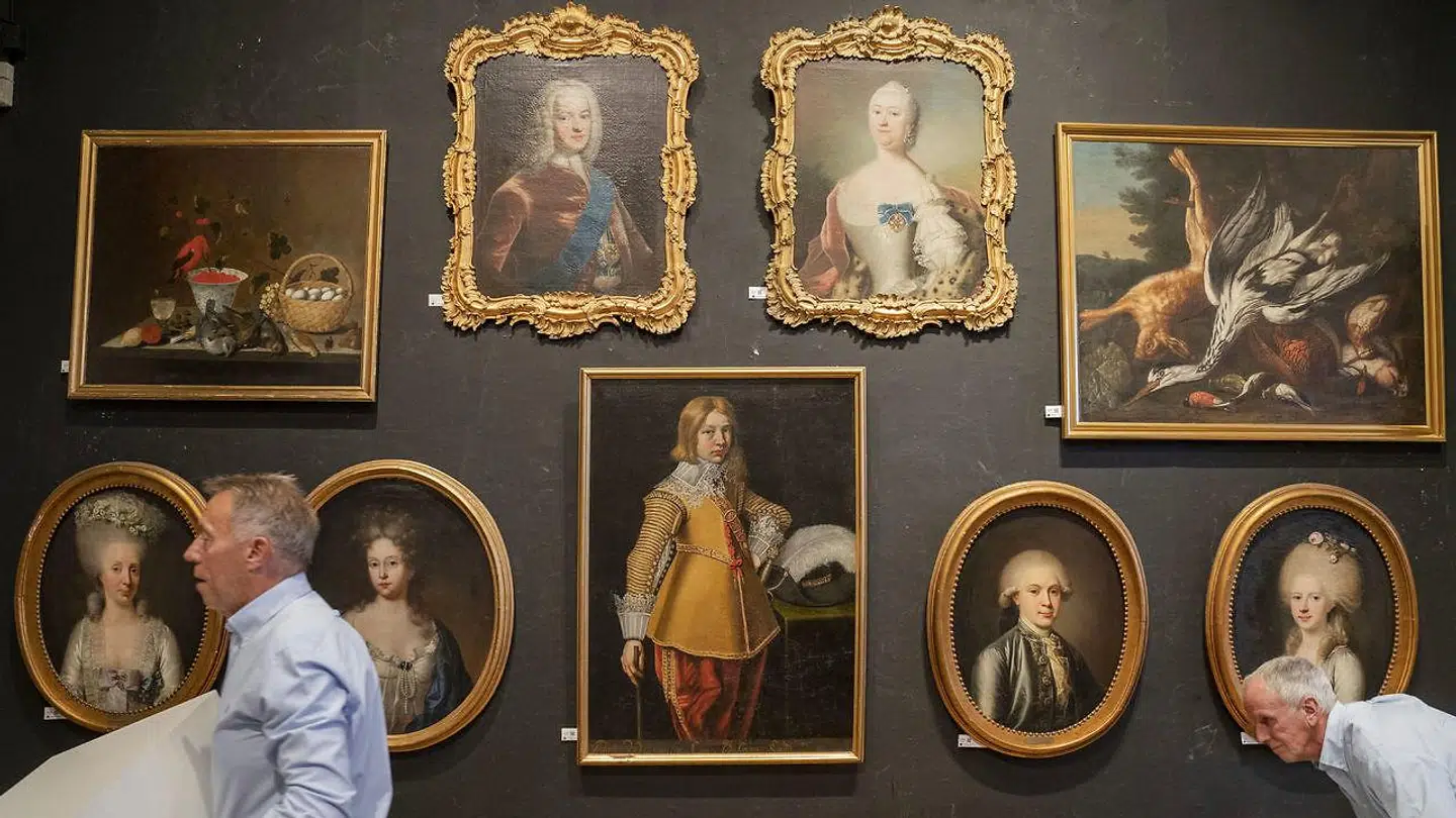 Her er nogle af de smukke malerier, der blev solgt.