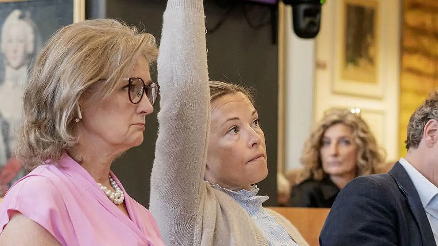 Louise Iuel Albinus (midt) sad på forreste række og bød, da der var auktion over tingene fra Valdemars Slot.