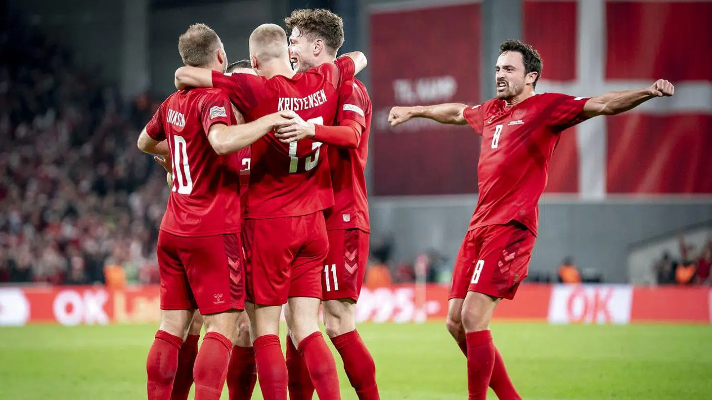 Andreas Skov Olsen scorer til 2-0 mod Frankrig.