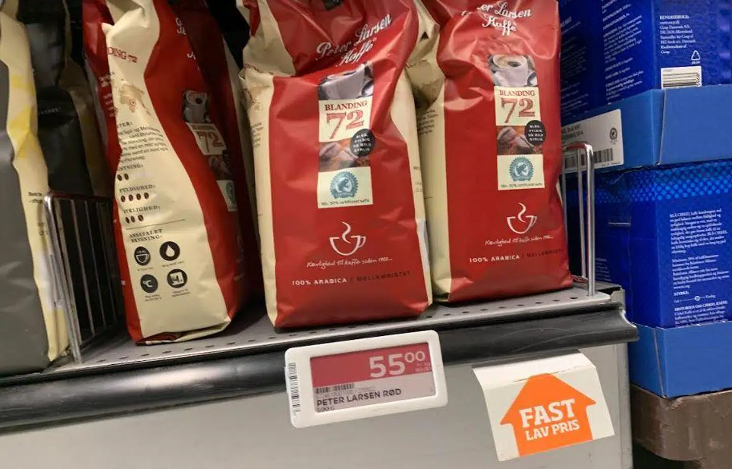 Her ses prisen på kaffe stå i et rød markat, der signalerer rabatpris.