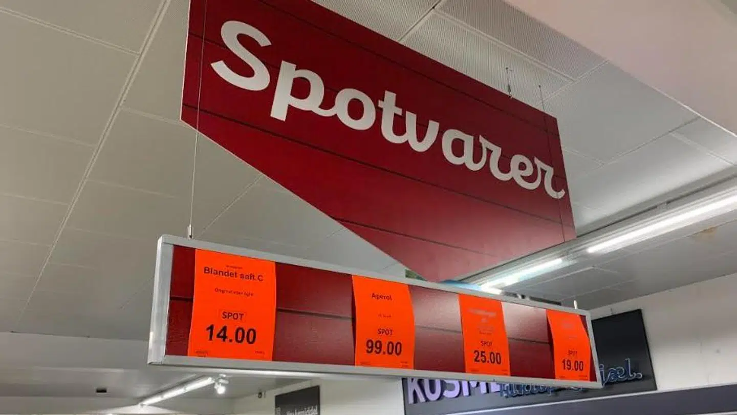 Hos Aldi nævnes stort set alle priser på røde markater, der signalerer billige priser. Men ved langt de fleste varer står der ikke, hvad det tidligere har kostet.