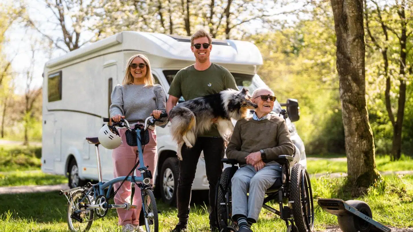 Senest har man kunnet se den særprægede familie og deres rejser rundt i landet i programserien 'Lige ud af landevejen', der er lavet for Dagli'Brugsen.