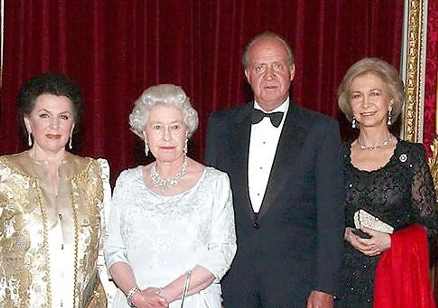 Såvel dronning Elizabeth som ekskong Juan Carlos var tipoldebørn af dronning Victoria. Her ses de ved en reception på Buckingham Palace i 2002.