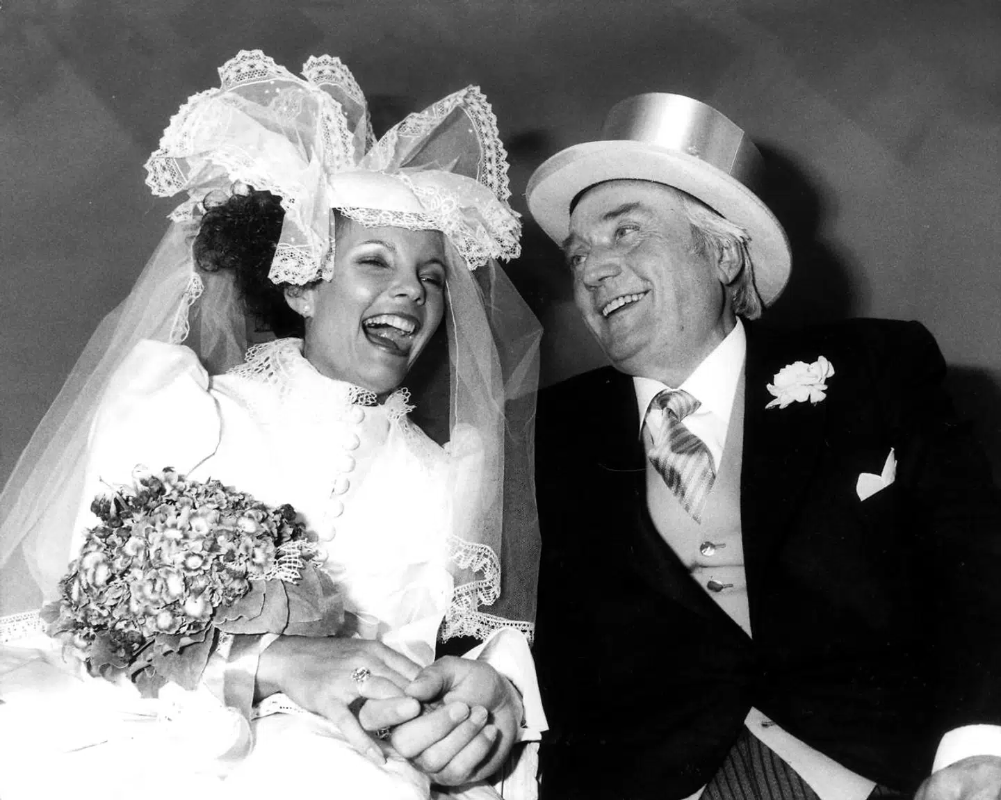 En af Jannis betingelser for at gifte sig med Simon Spies, var, at det skulle være slut med morgenbolledamerne.