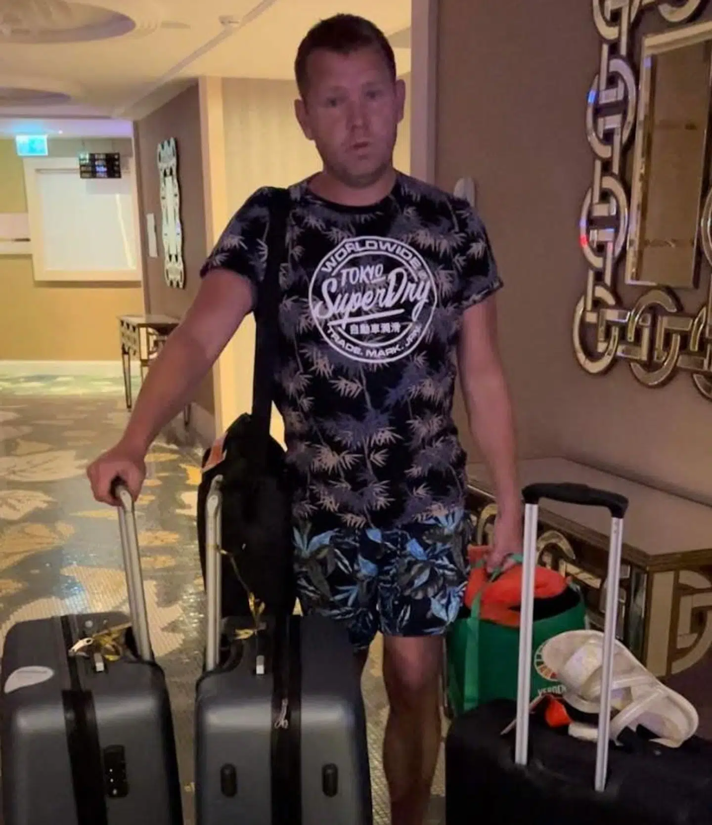 Cathrines mand, Morten, efter de har måttet haste ud af hotellet.