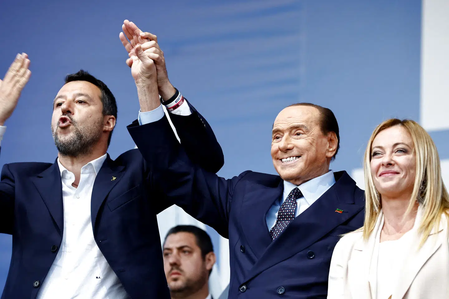 Alliancen på Italiens højrefløj, som torsdag aften deltog i et stort valgmøde i Rom inden weekendens valg. Fra venstre Matteo Salvini fra partiet Lega, Silvio Berlusconi fra Forza Italia og Giorgia Meloni fra partiet Italiens Brødre. Meloni leder et parti, der har sit udspring i fascismen. Hun ventes at blive landets første kvindelige premierminister. Yara Nardi/Reuters